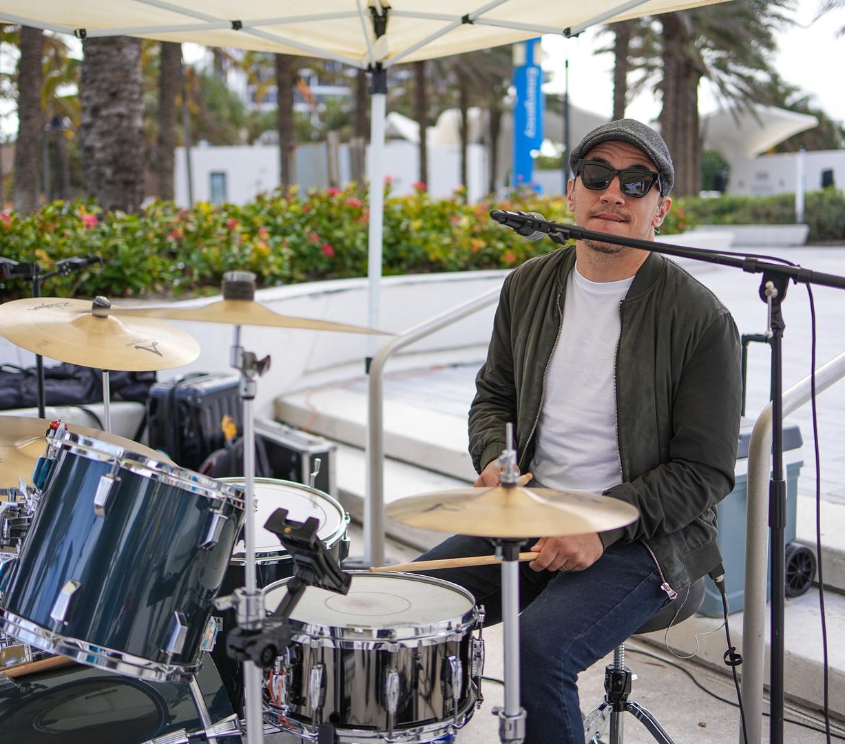 Tiago Brandão playing live outdoors